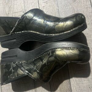 Elegant Black and Gold Women's Clogs